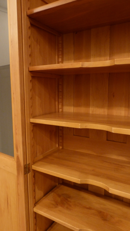 Massivholz Bücherschrank mit sieben verstellbaren Einlegeböden Massivholz Bücherschrank mit sieben verstellbaren Einlegeböden