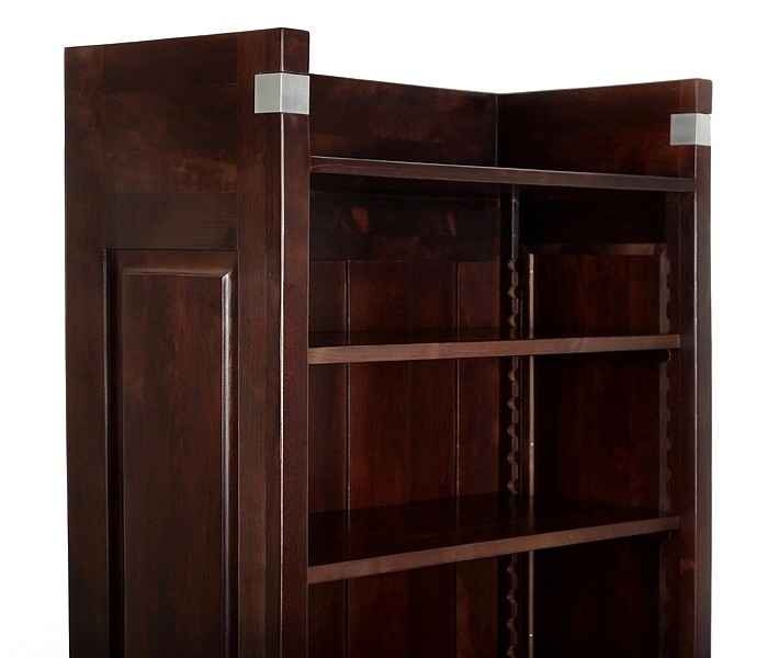 oberer Regalabschnitt mit Metallklammern oberer Regalabschnitt mit Metallklammern