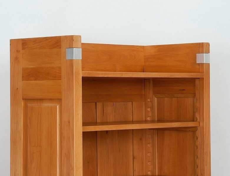 Ansicht Metallklammern am Regal Ansicht Metallklammern am Regal