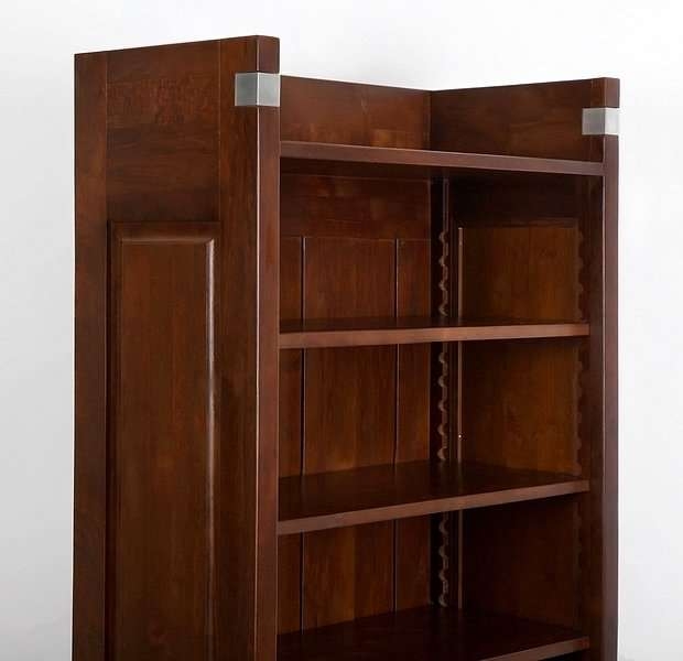 Ansicht Metallklammern am Regal Ansicht Metallklammern am Regal