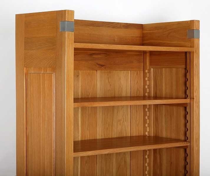 oberer Regalbereich mit Metallklammern