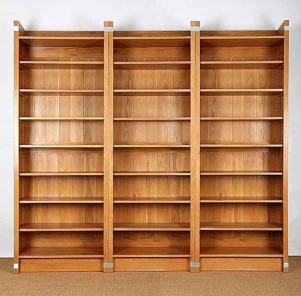 drei Bücherregale aus Eiche zusammengestellt