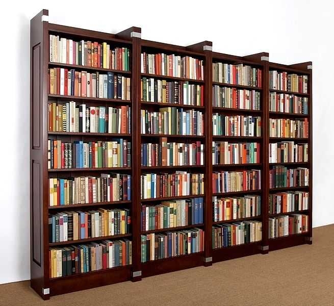 Bücherwand Massivholz Erle im Nussbaumton