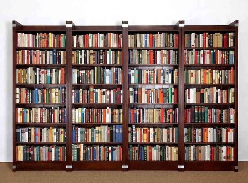 Bücherwand Massivholz im Nussbaumton