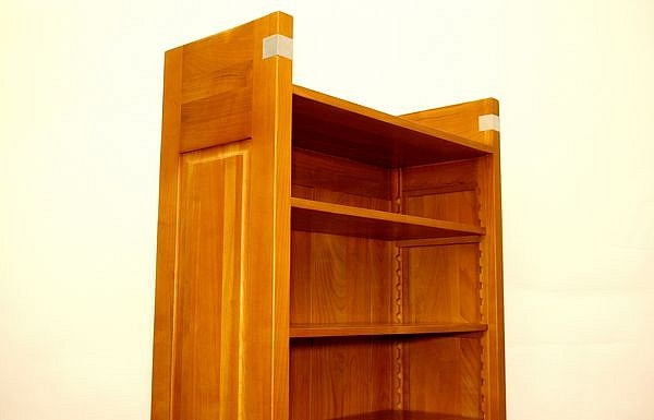 Detailansicht vom Regal aus Kirsche